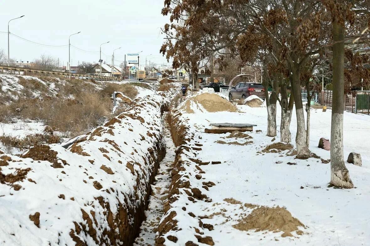 В Икряном продолжается капитальный ремонт центрального напорного коллектора