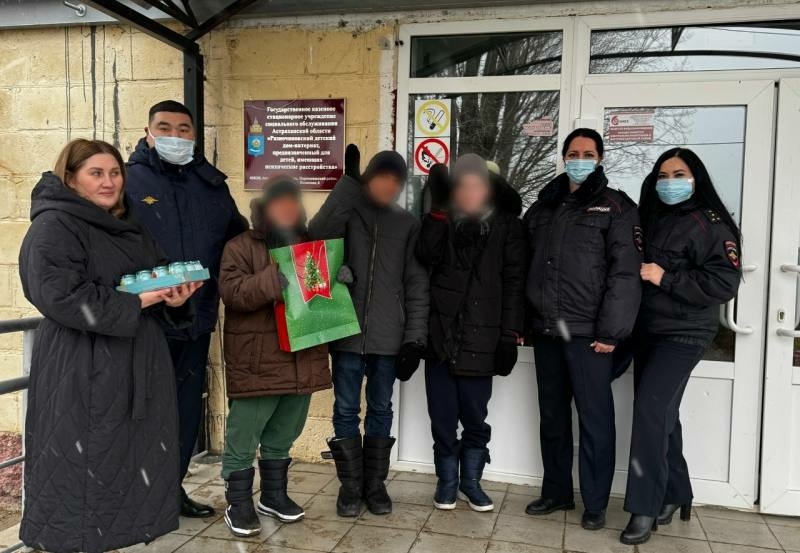 Астраханские полицейские поздравили детей с Новым годом и подарили подарки