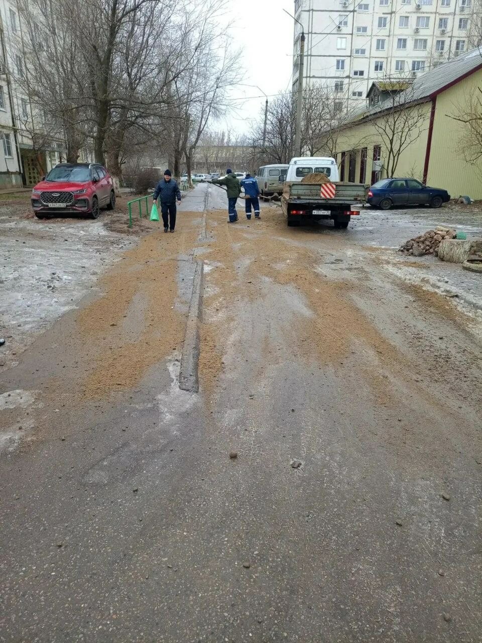 В Ахтубинске коммунальщики продолжают борьбу с гололедом на дорогах