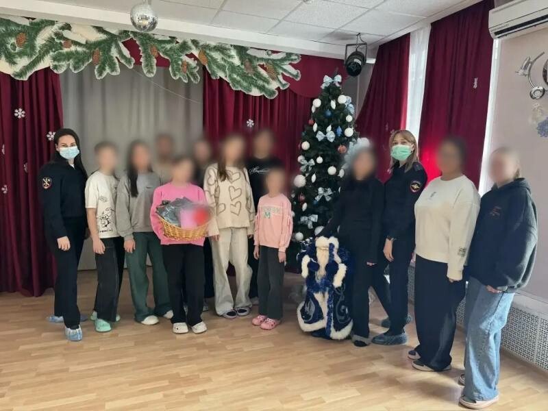 Полицейские Астрахани поздравили воспитанниц центра «Улитка»