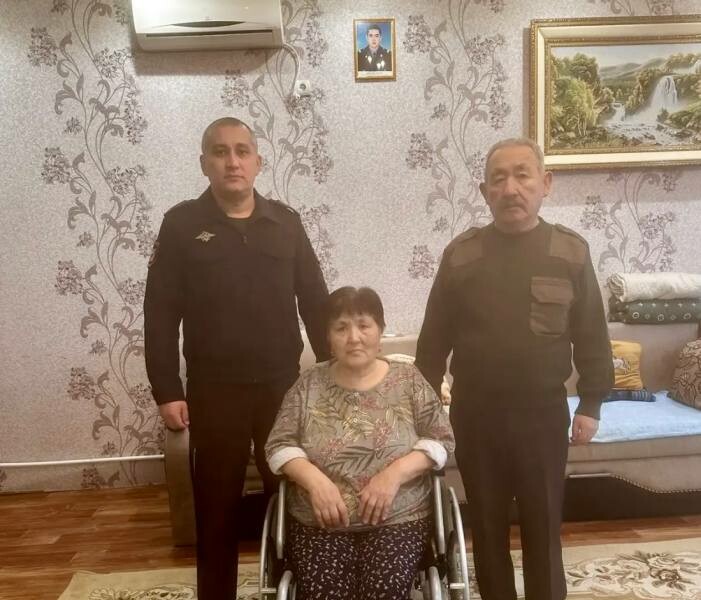 Астраханские полицейские навестили семью погибшего сослуживца