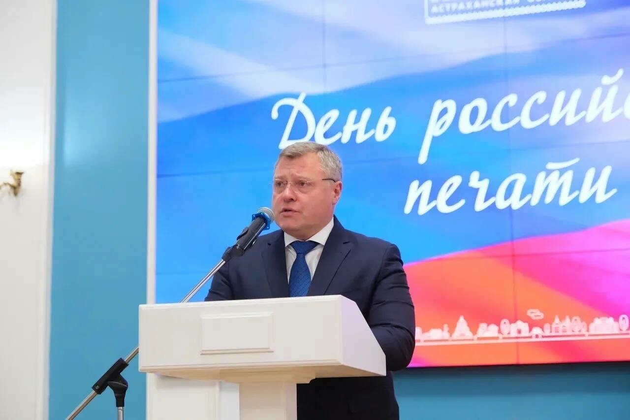 Игорь Бабушкин вручил награды астраханским специалистам СМИ