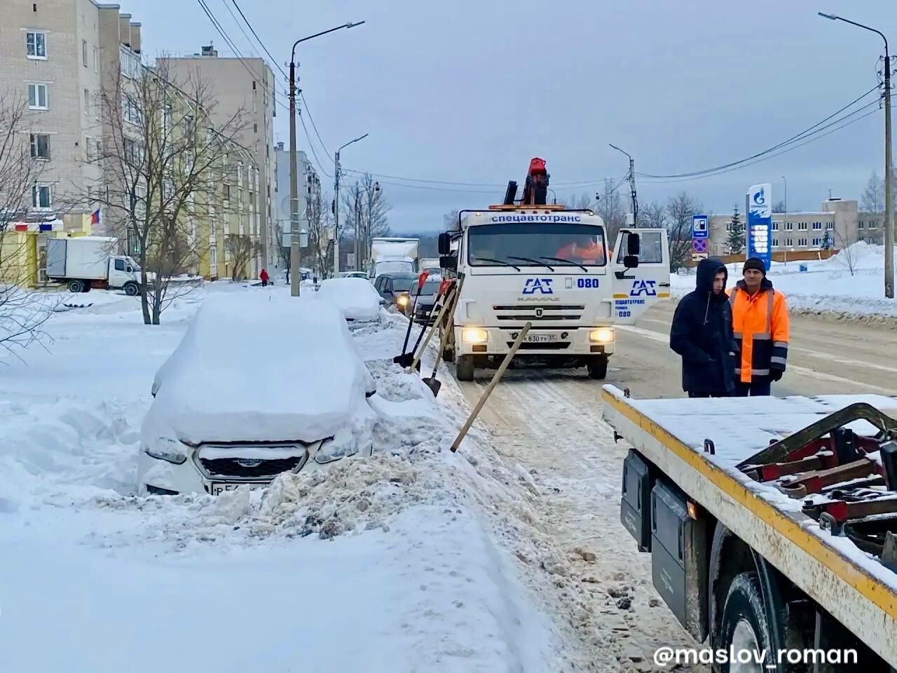 В Череповце проходит рейд по эвакуации машин, припаркованных с нарушением правил
