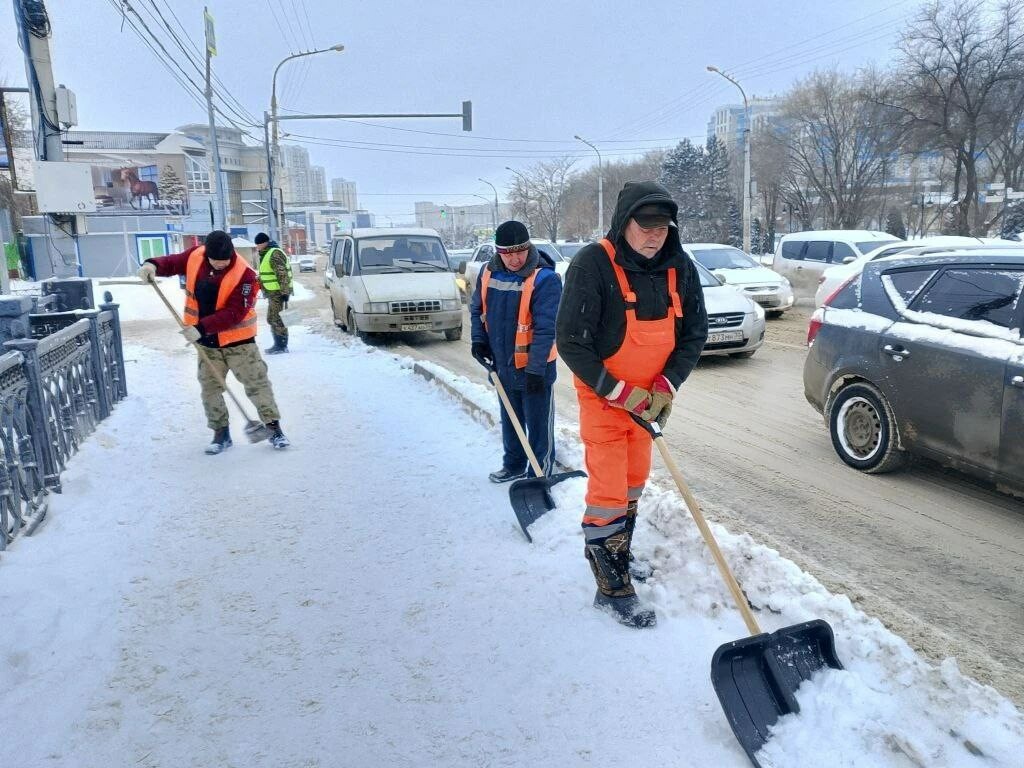 Коммунальные службы Астрахани продолжают круглосуточную уборку снега