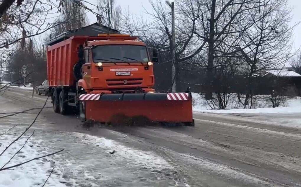 В Краснодарском крае дороги обрабатывают более 300 единиц спецтехники