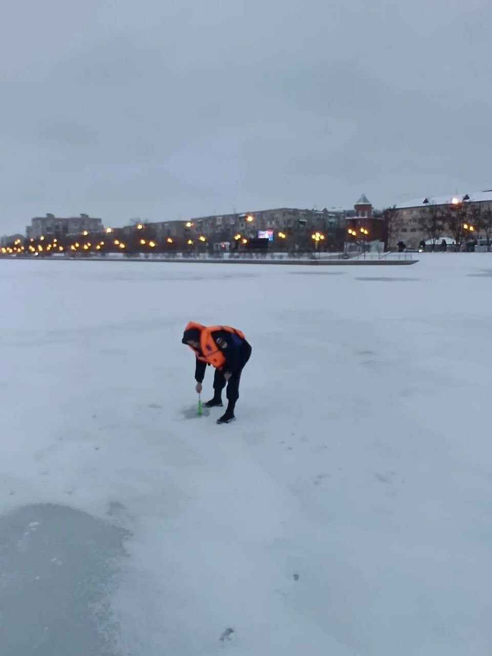 В Астрахани проверяют толщину льда на городских водоемах