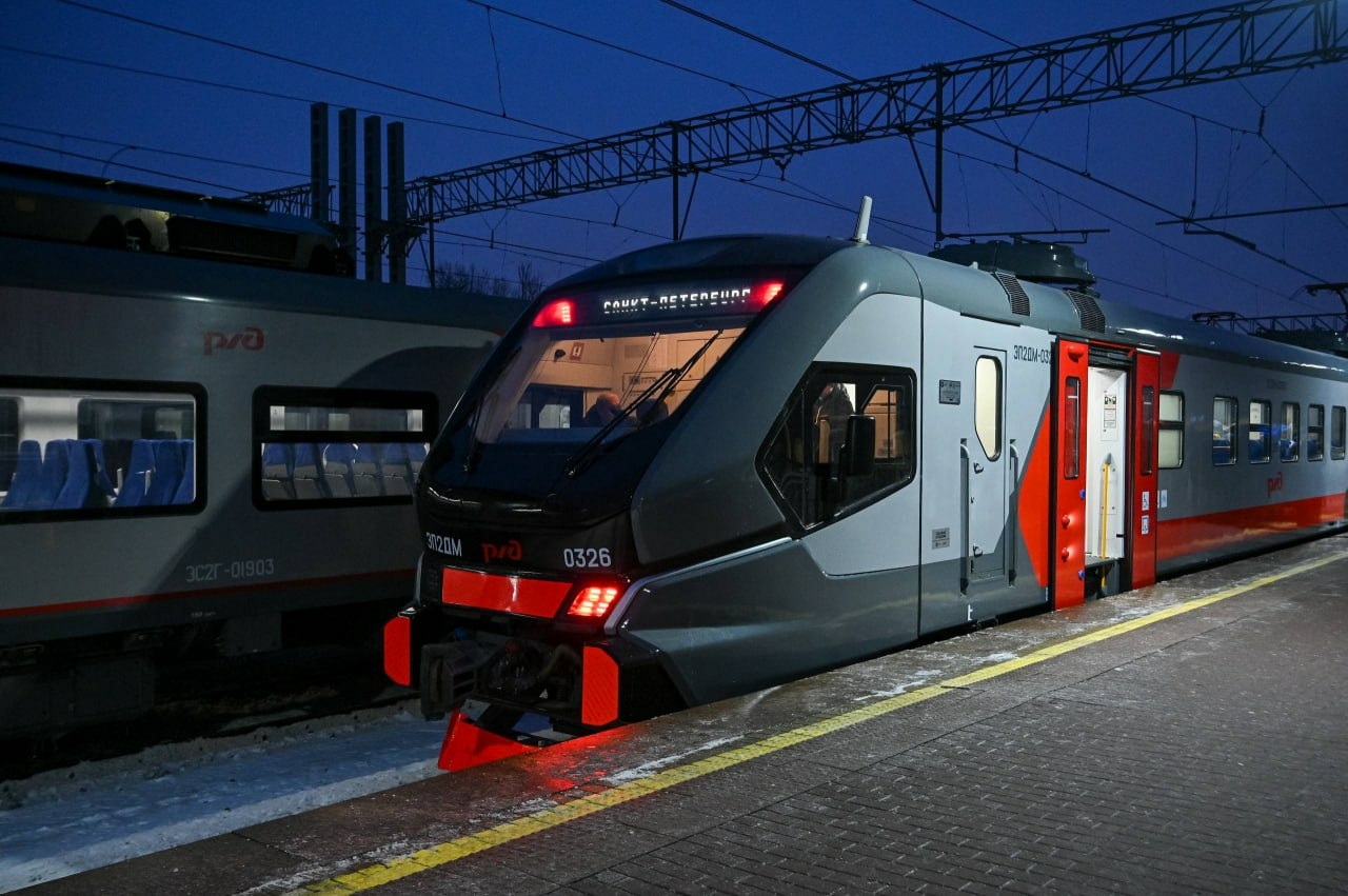 В Петербурге со станции «Сестрорецк» запустили новый электропоезд серии ЭП2ДМ