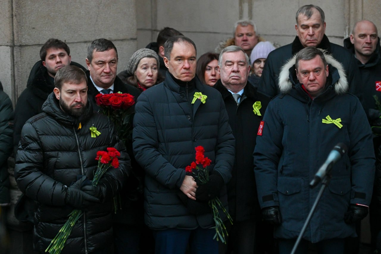 Поляков и Ваньчков возложили цветы в память о жителях блокадного Ленинграда