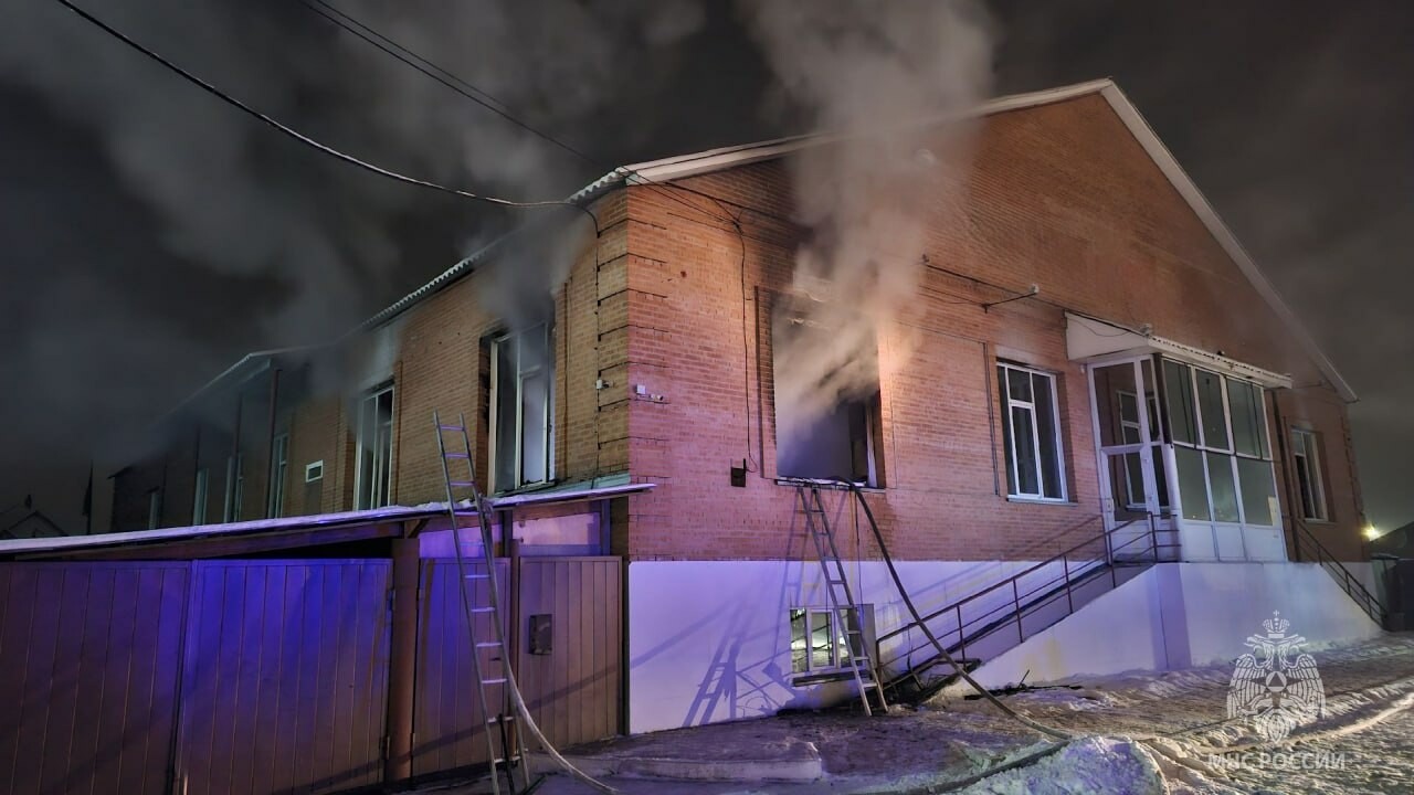 В Абакане загорелся магазин с мебелью