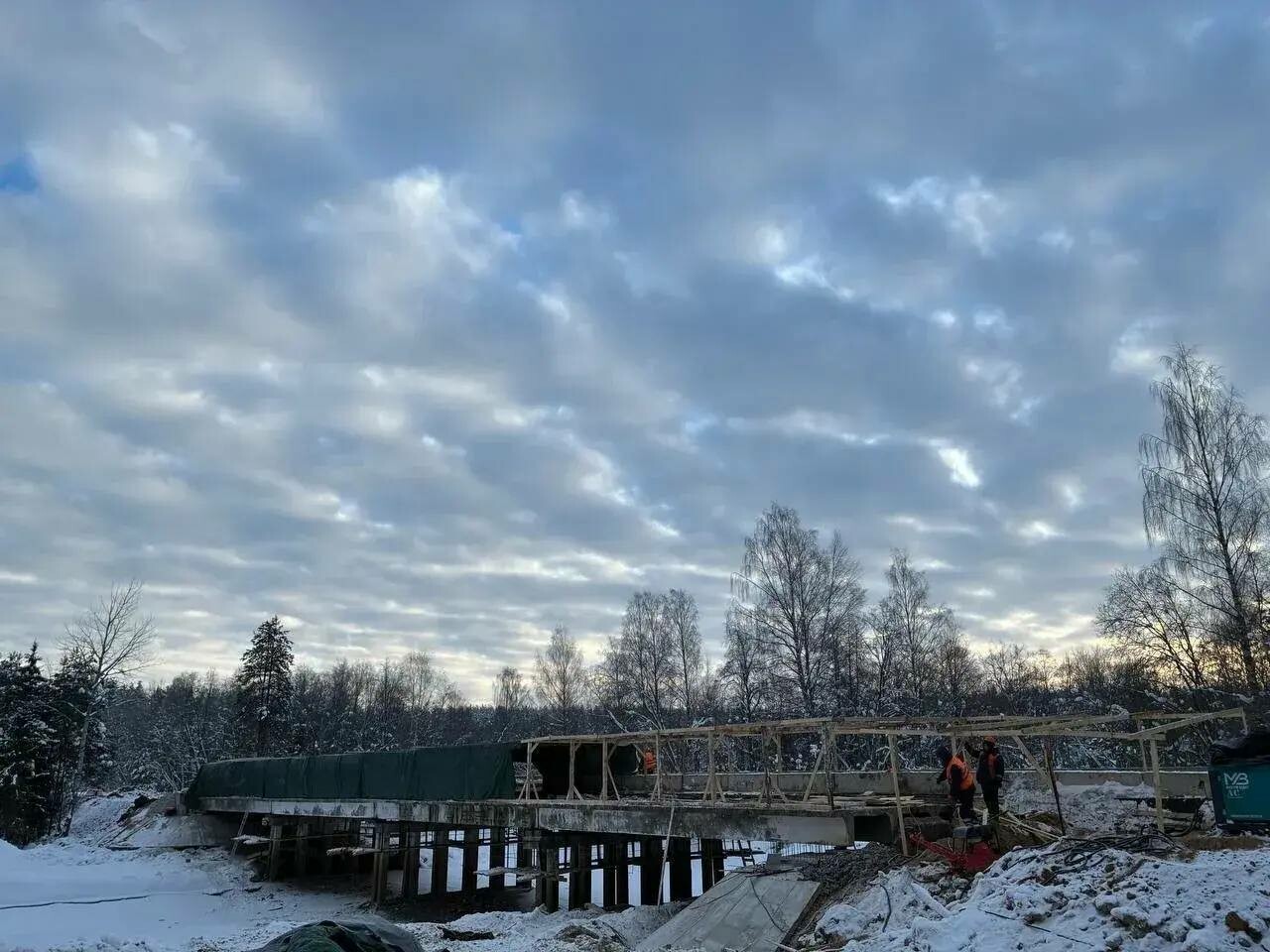 В Окуловском округе Новгородчины продолжается ремонт моста через реку Перетна