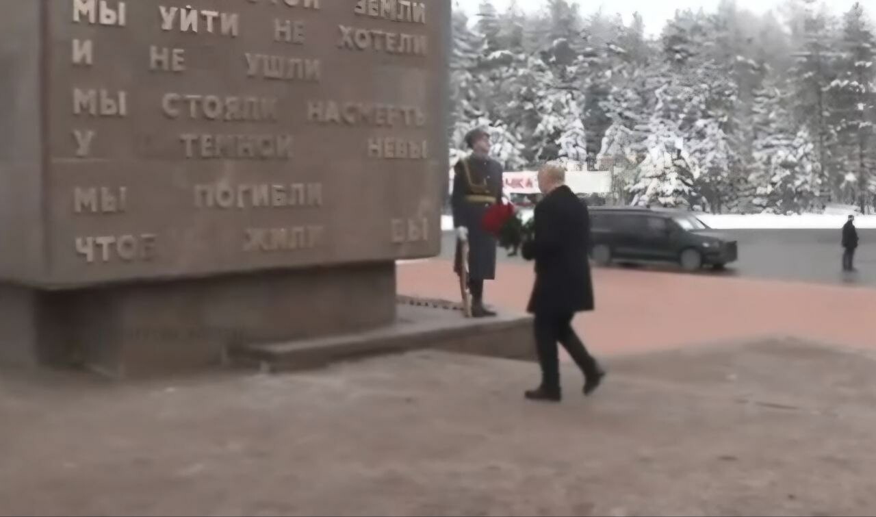 Владимир Путин возложил цветы к монументу «Рубежный камень»