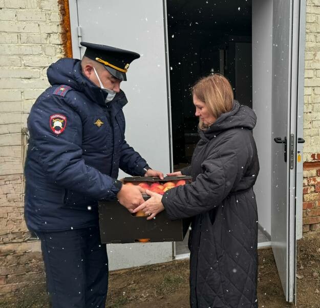 Астраханские полицейские в костюмах Деда Мороза поздравили детей в соцучреждениях