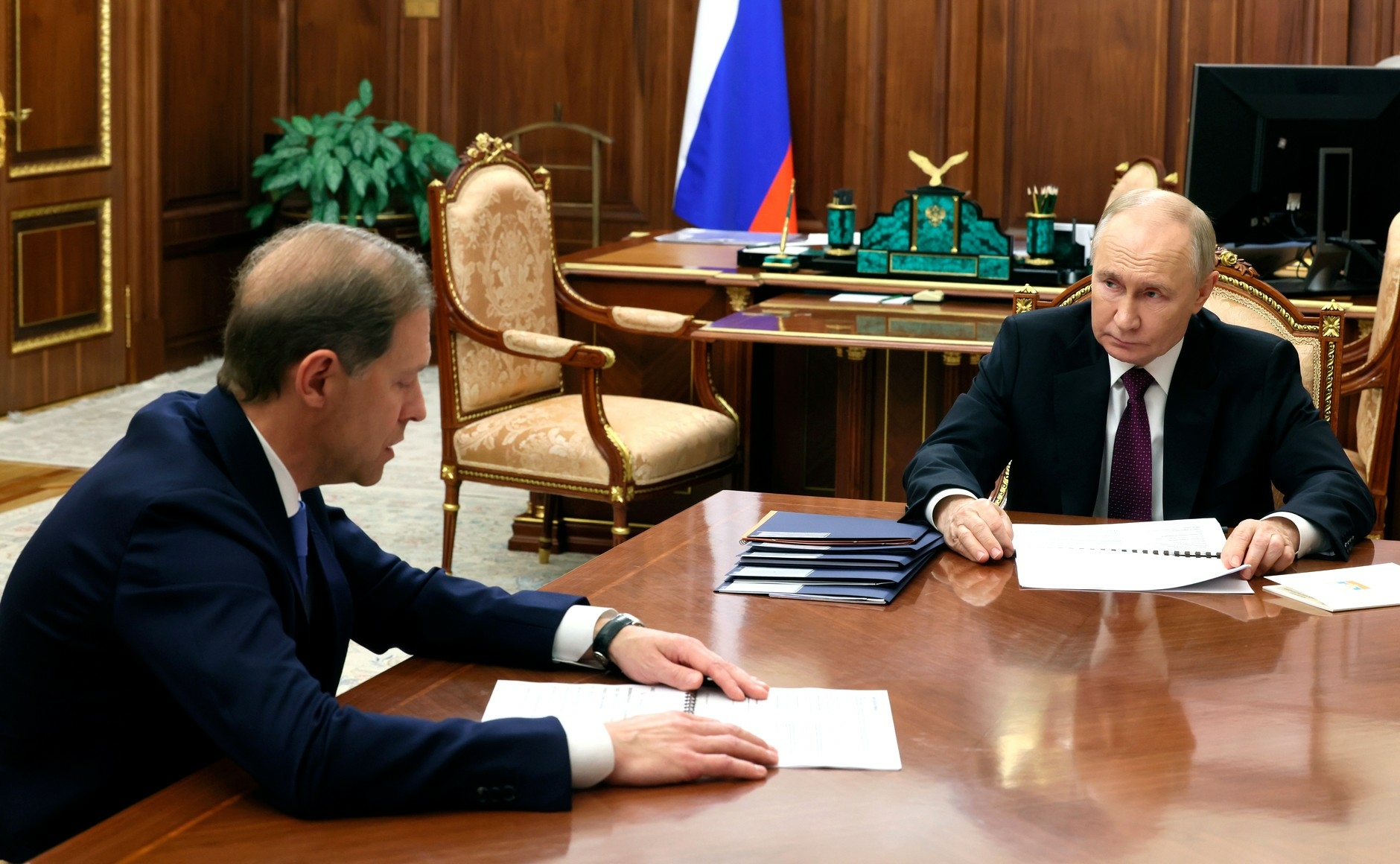 Путин и Мантуров обсудили рост ОПК и промышленности