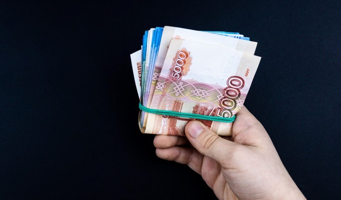 Экономист назвал сумму, которую нужно откладывать с каждой зарплаты