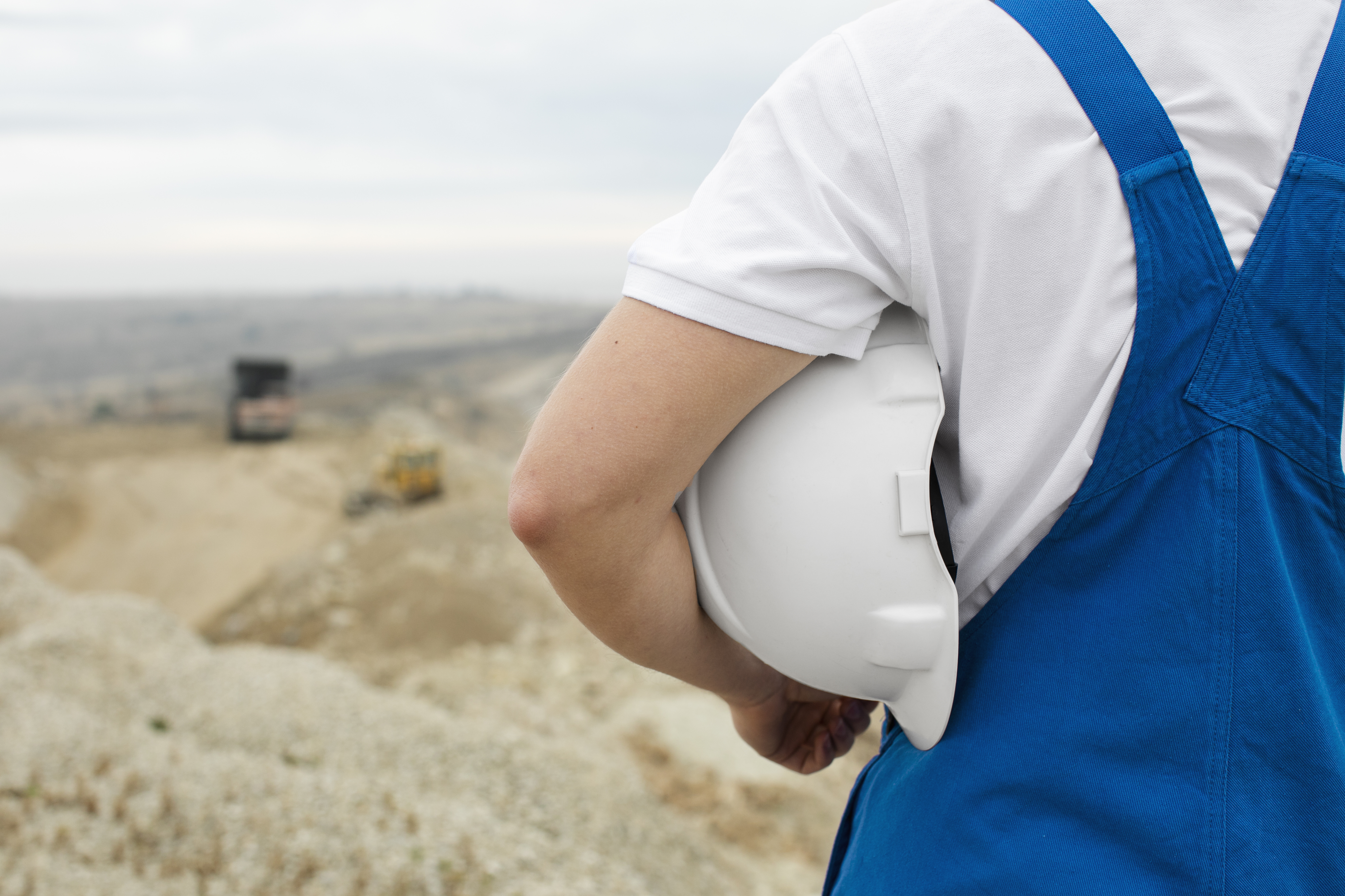 Минтруд готовит список профессий, где женщины заменят мужчин