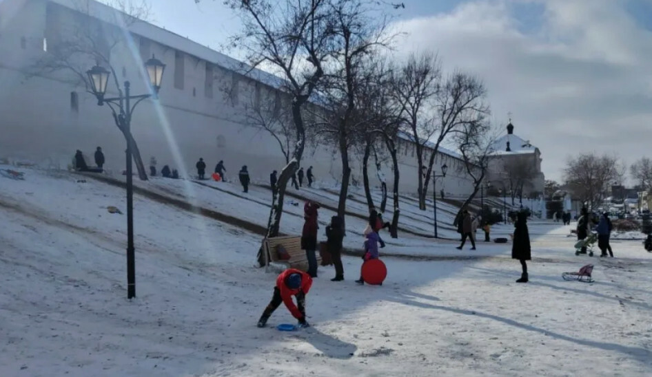Жителей Астрахани предупредили о зимних рисках на импровизированных горках