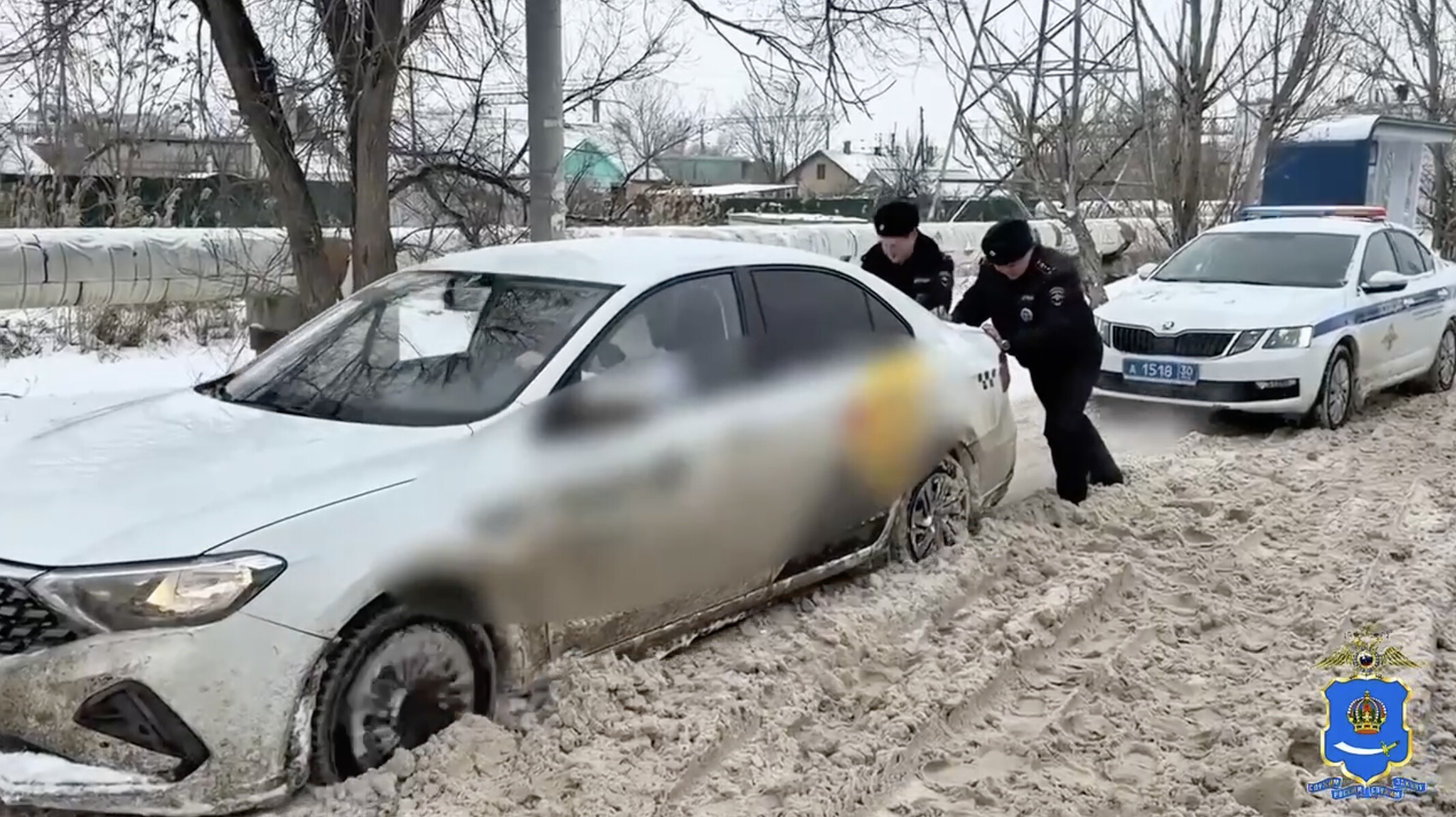 Госавтоинспекция Астрахани помогает водителям застрявшим в снегу