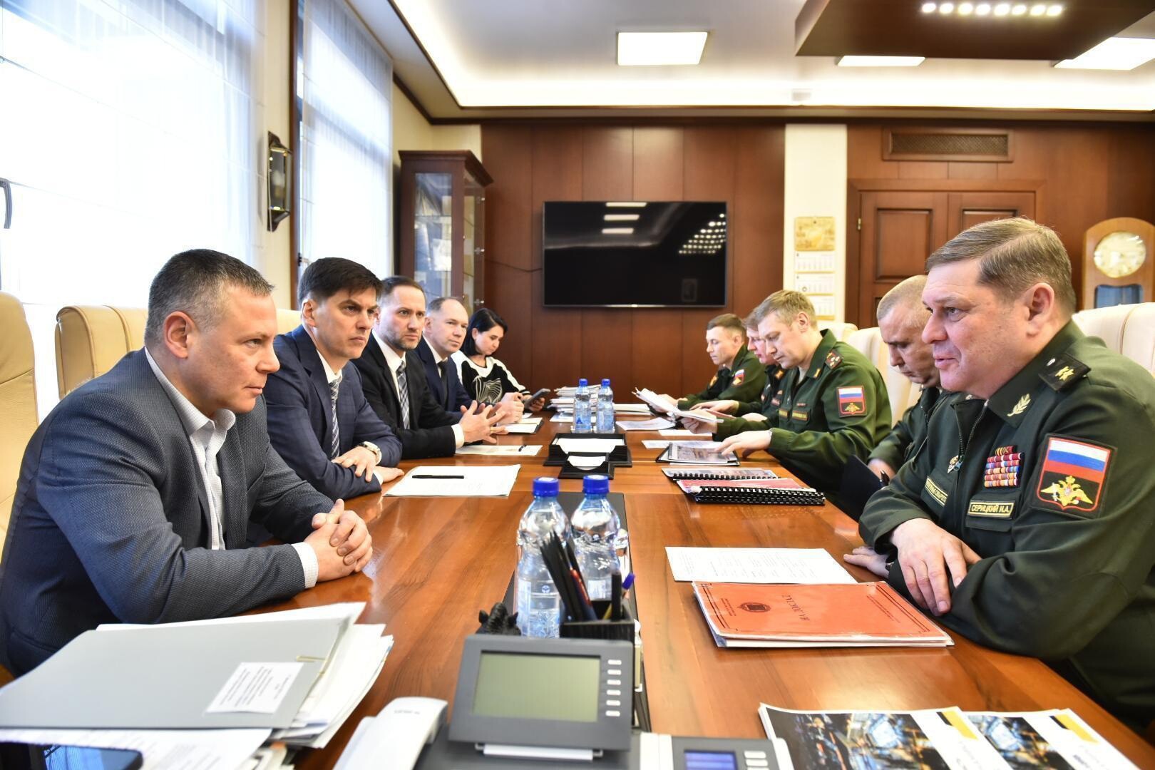 Михаил Евраев и Игорь Серицкий обсудили вопросы поддержки участников СВО