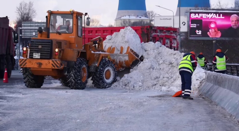 В Москве ликвидируют последствия обильных снегопадов
