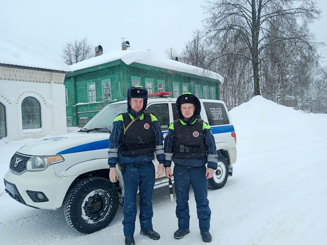 Семью с детьми спасли на дороге в Костромской области
