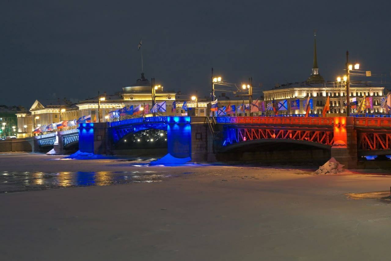 Мосты Петербурга засияли в цветах триколора на День защитника Отечества
