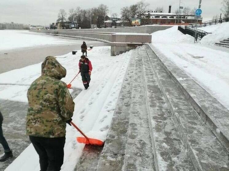 В Петербурге на 450 объектах круглосуточно убирают снег и наледь