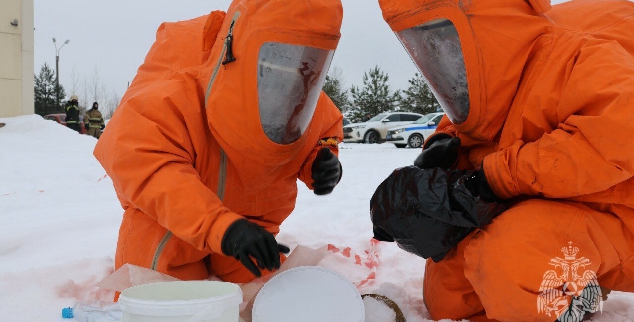 Спасатели Новгорода отработали сценарий с отравленной жидкостью и пострадавшими