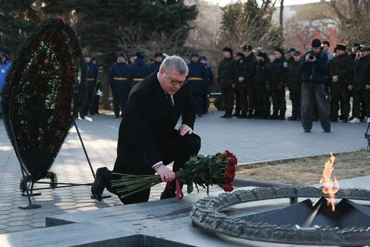 Игорь Бабушкин и Игорь Редькин возложили венки к мемориалам в День защитника Отечества