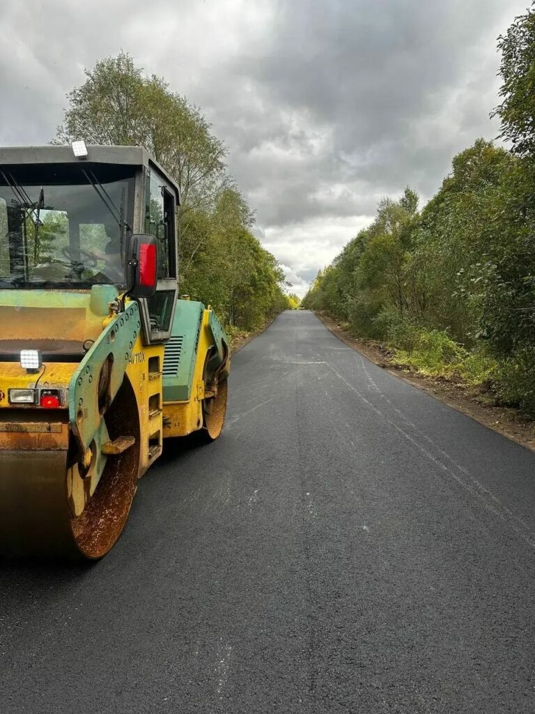 В Новгородской области ремонтируют трассу вдоль реки Редья