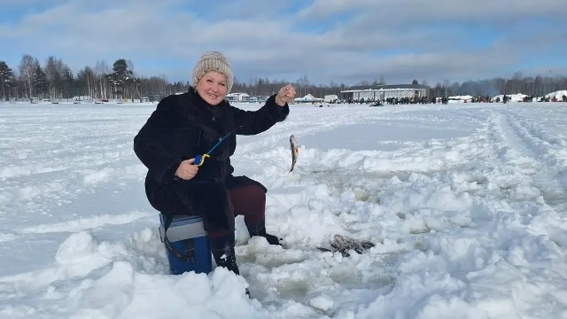 Сенатор от Новгородской области оценила зимнюю рыбалку на озере