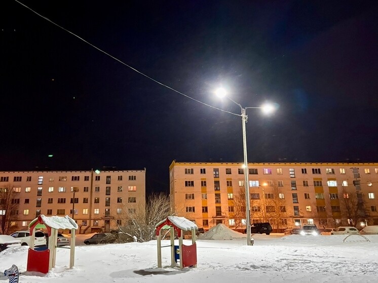 Возле детской школы в Никеле восстановили уличное освещение