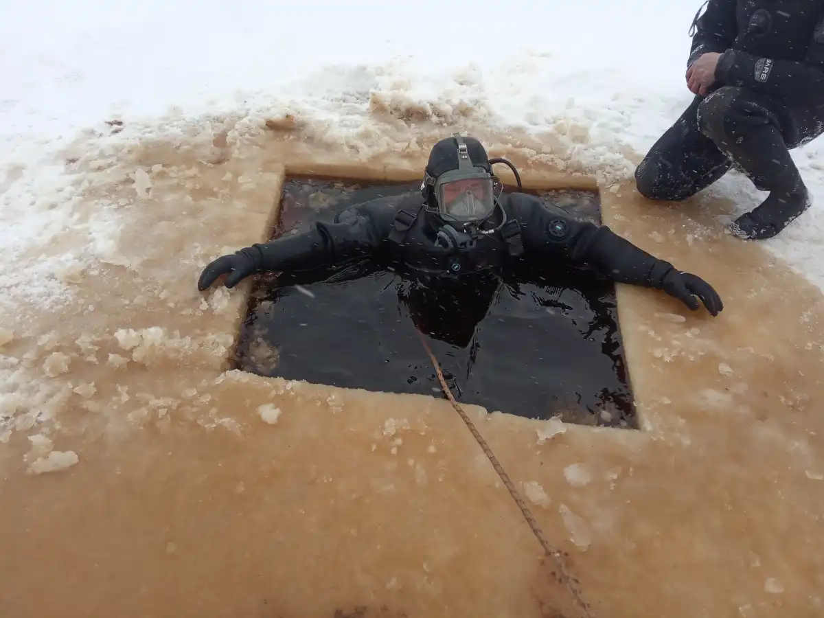 В Старой Руссе водолазы ныряли в ледяную воду на учениях