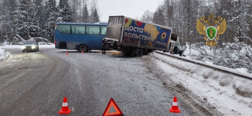 В Ленобласти автобус с работниками птицефабрики столкнулся с грузовиком