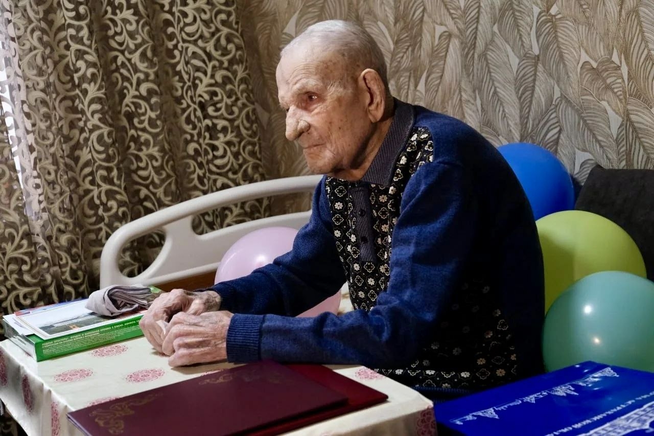 Ветеран из Камызякского района Александр Калмыков отметил 101-летие