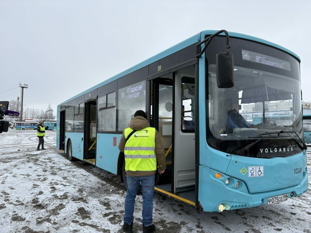 В Петербурге рассказали, почему автобусы зимой быстро становятся грязными