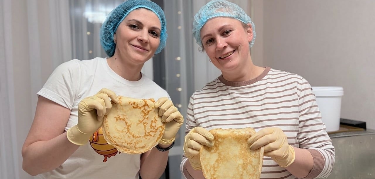 Новгородки нажарили полтысячи блинов для бойцов СВО