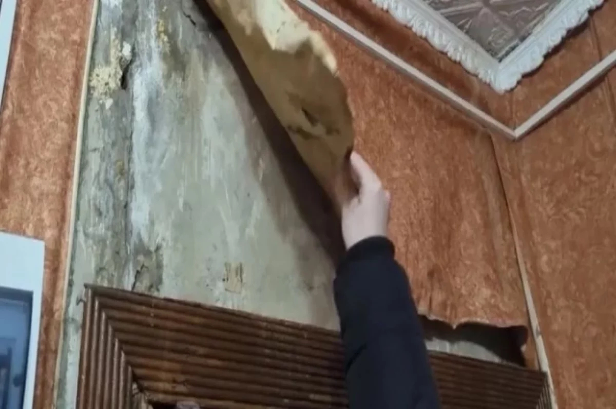 В Астрахани вода заливает квартиры из-за дырявой крыши