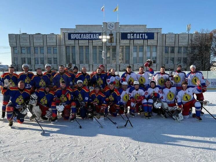 В Ярославле силовики сыграли в хоккей на открытом воздухе