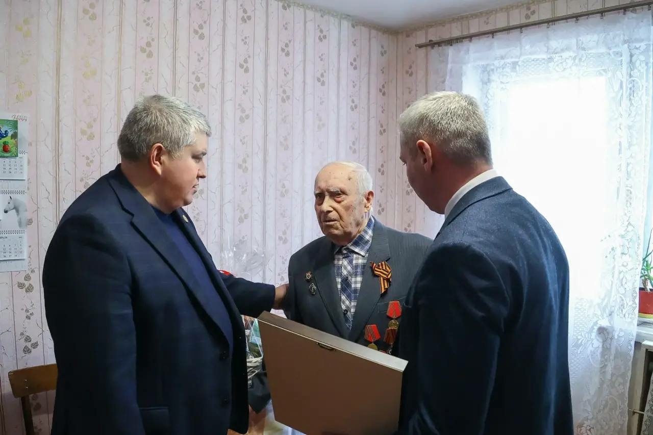 Дронов навестил 98-летнего ветерана в Боровичах