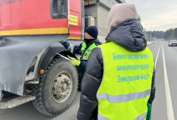 В Кингисеппском районе прошла массовая проверка перевозчиков отходов