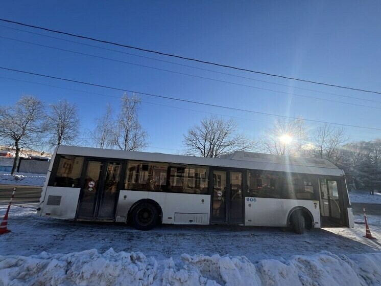 В Великом Новгороде пенсионерка пострадала из-за резкого торможения автобуса