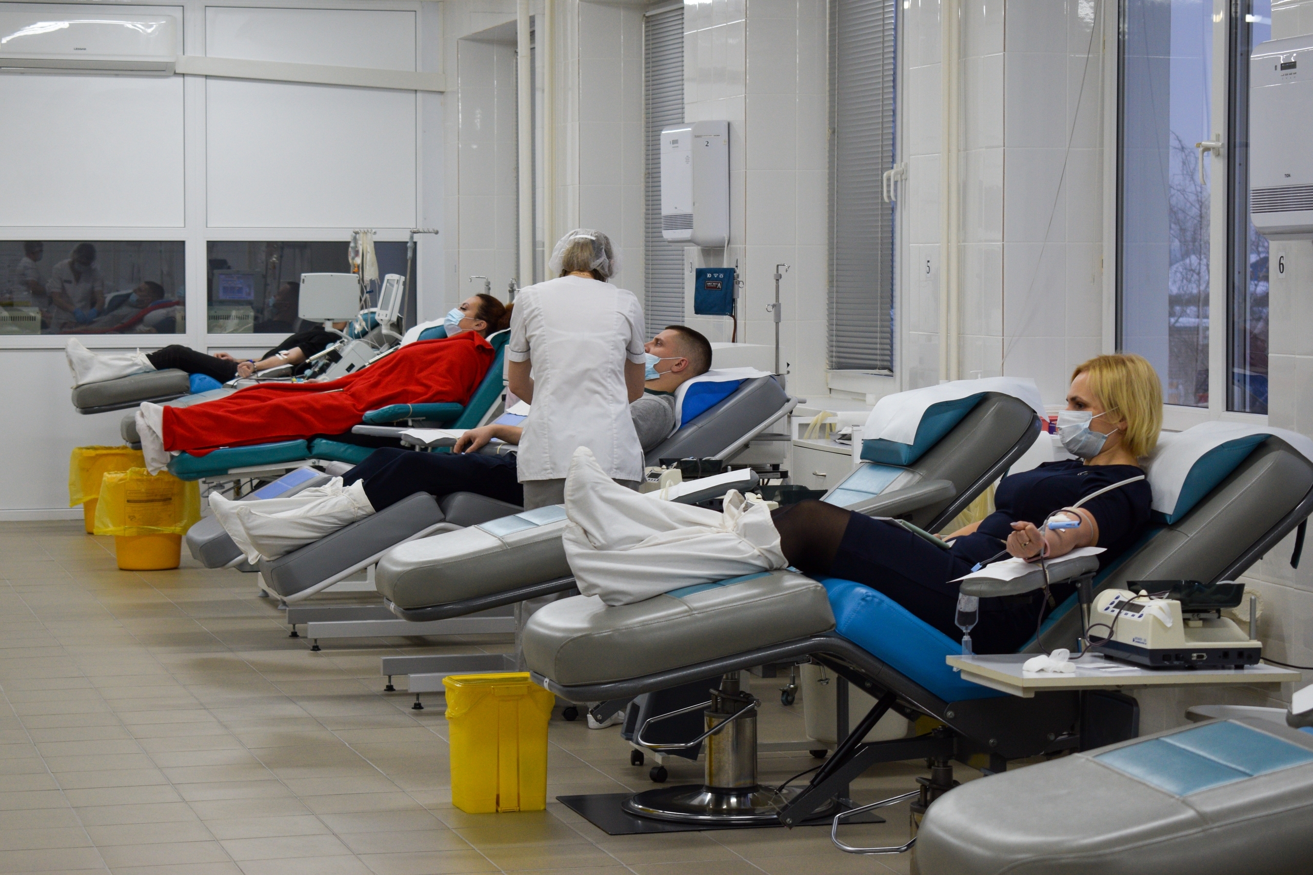 Сотрудники новгородского завода сдали почти 5 литров крови