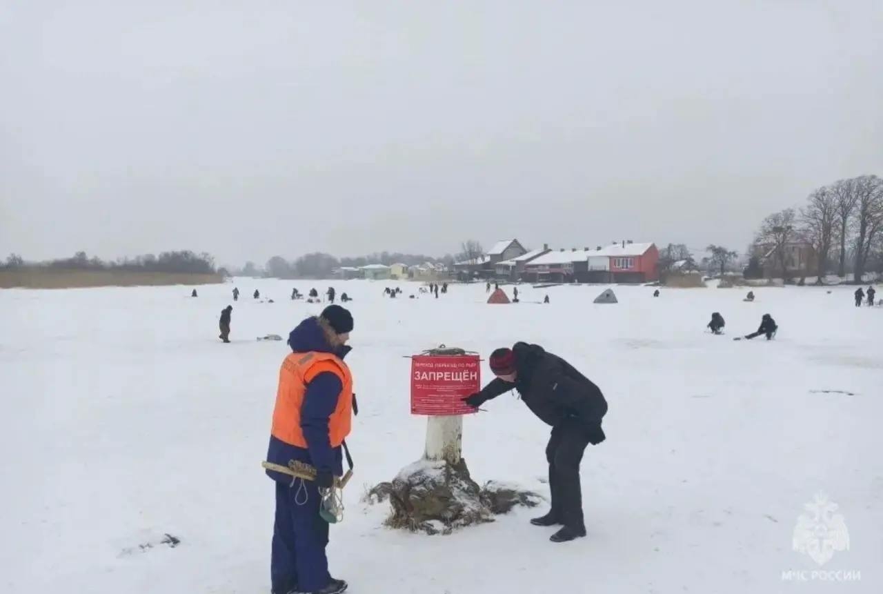 В Калининградской области спасатели проверили толщину льда на водоемах