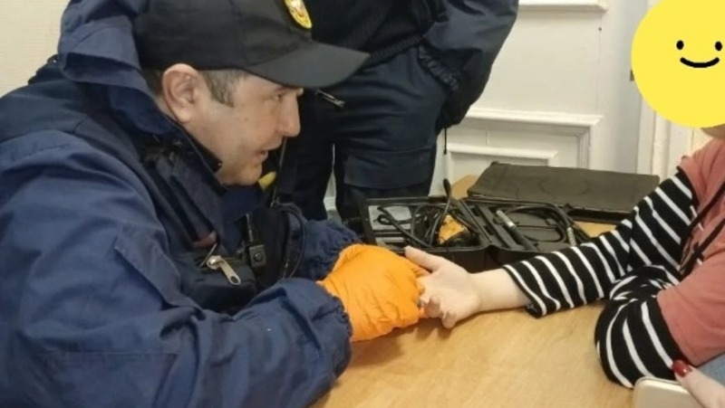 Спасатели сняли кольцо с пальца девочки в Астрахани