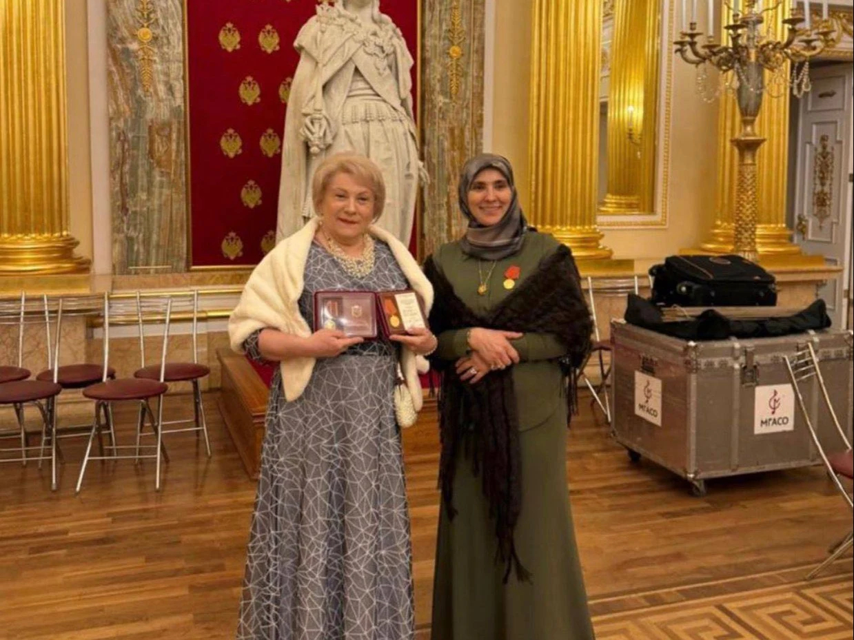 Советник муфтия Дагестана награждена медалью за помощь бойцам СВО