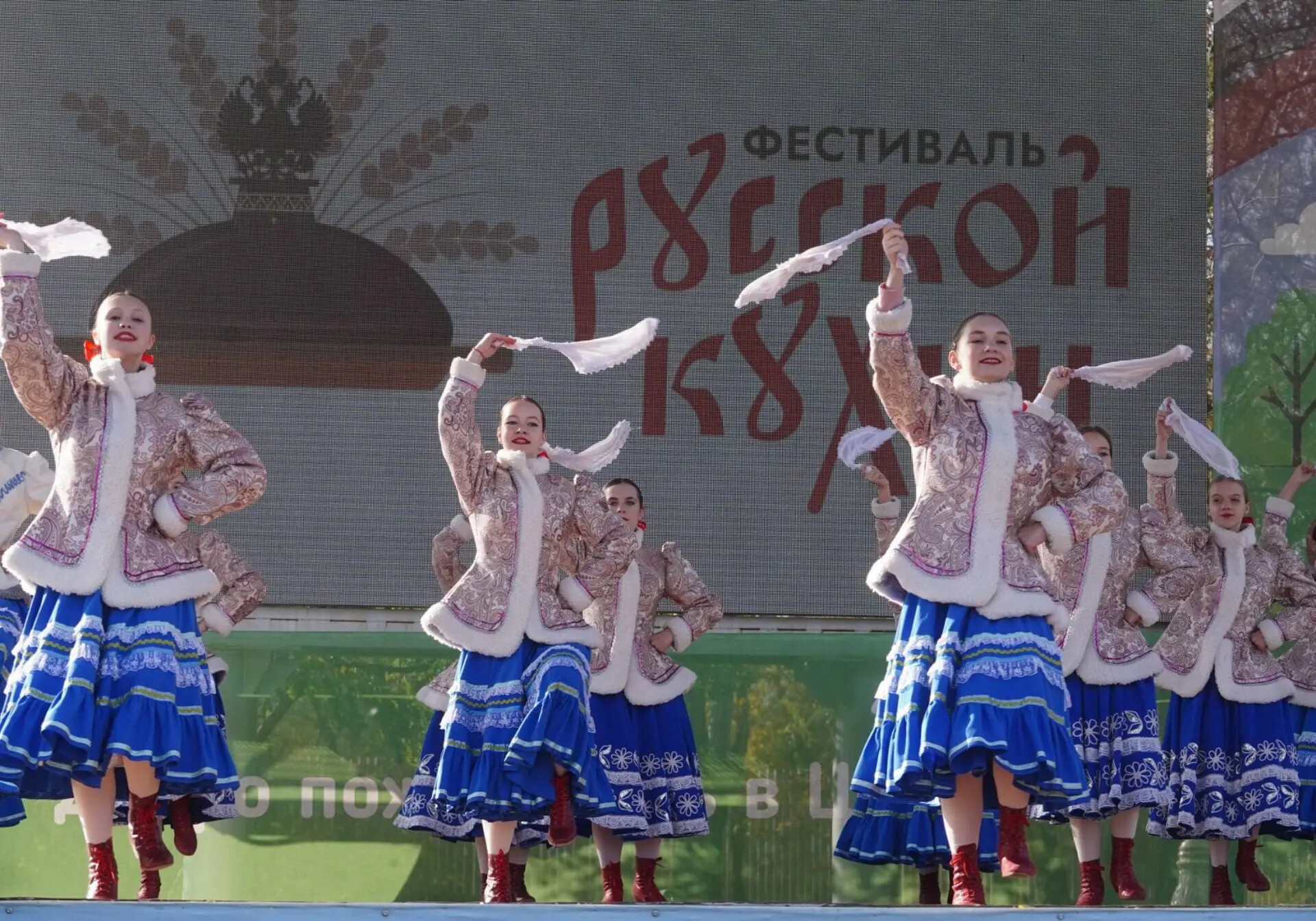 Во Волгоградской области празднуют Масленицу с блинами пирогами и вареньем