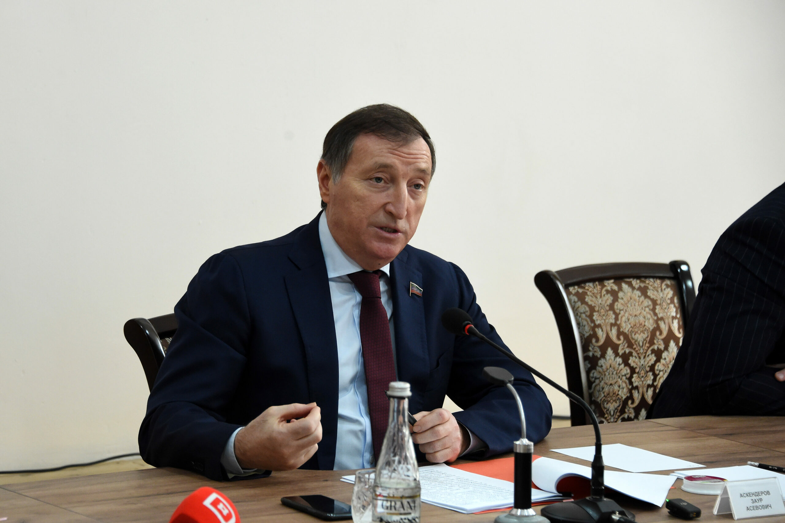 Аскендеров взял под контроль судьбы детей-сирот в Дагестане