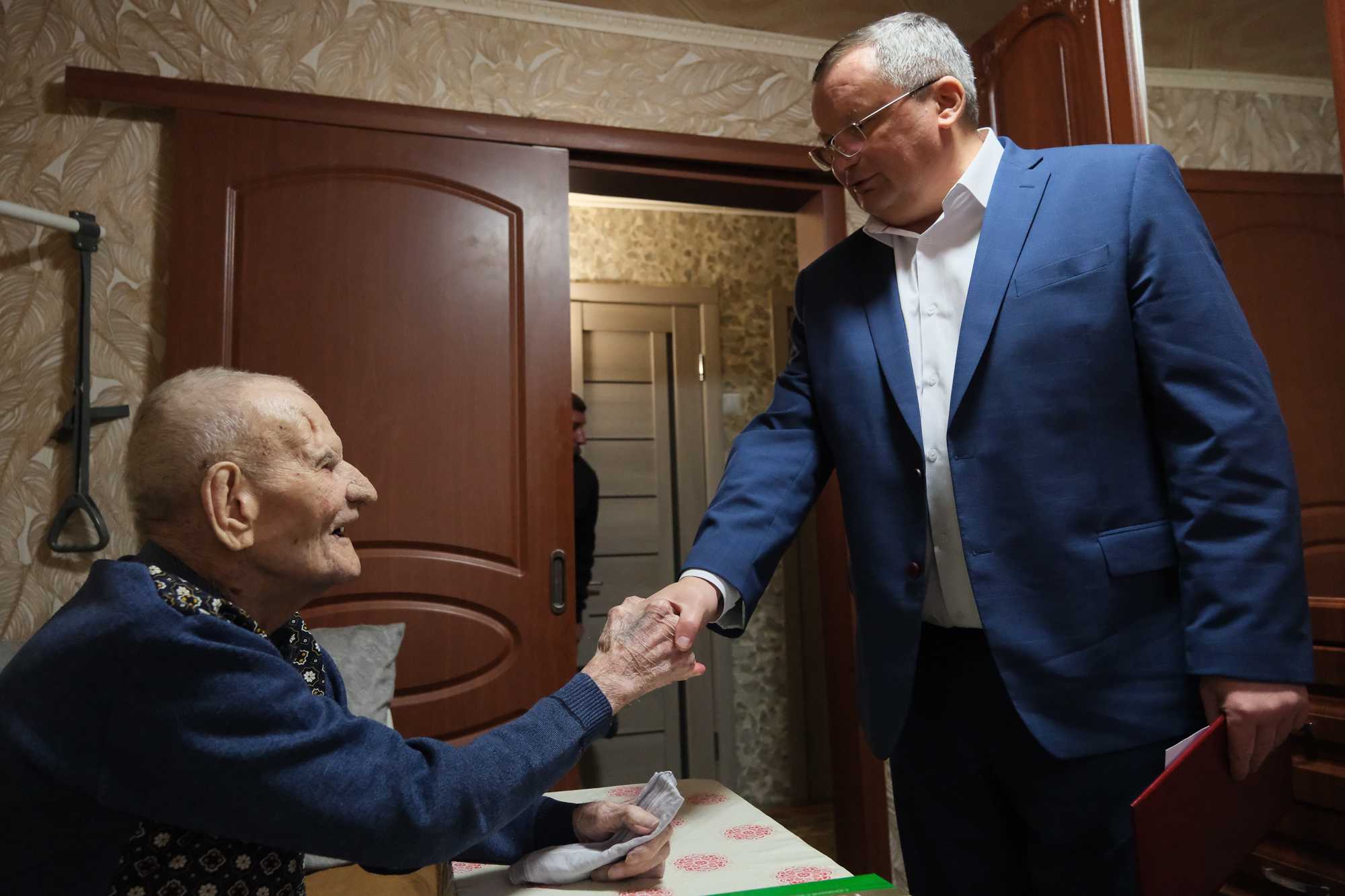 Игорь Мартынов поздравил ветерана Александра Калмыкова со 101-летием