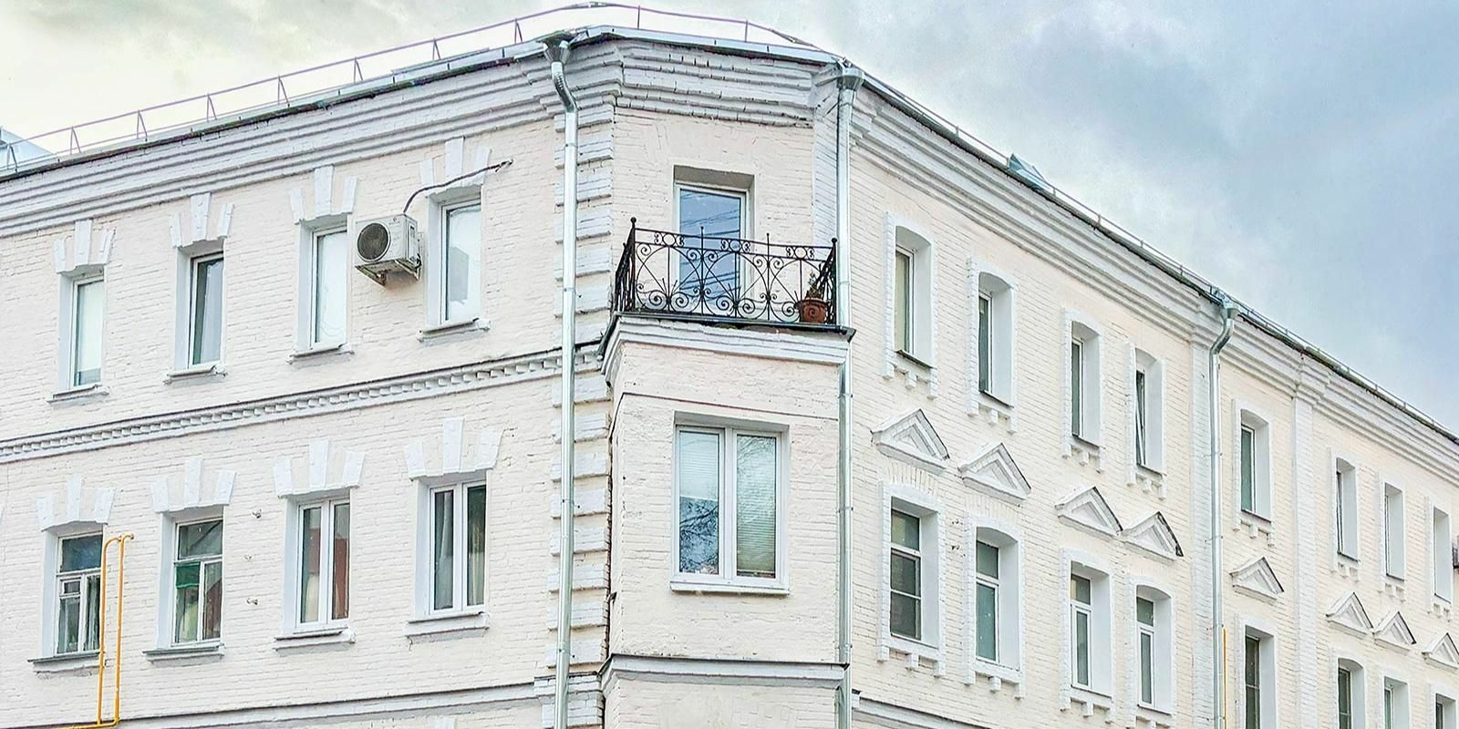 Более 20 домов с лучковыми перемычками обновили в Москве в 2025 году