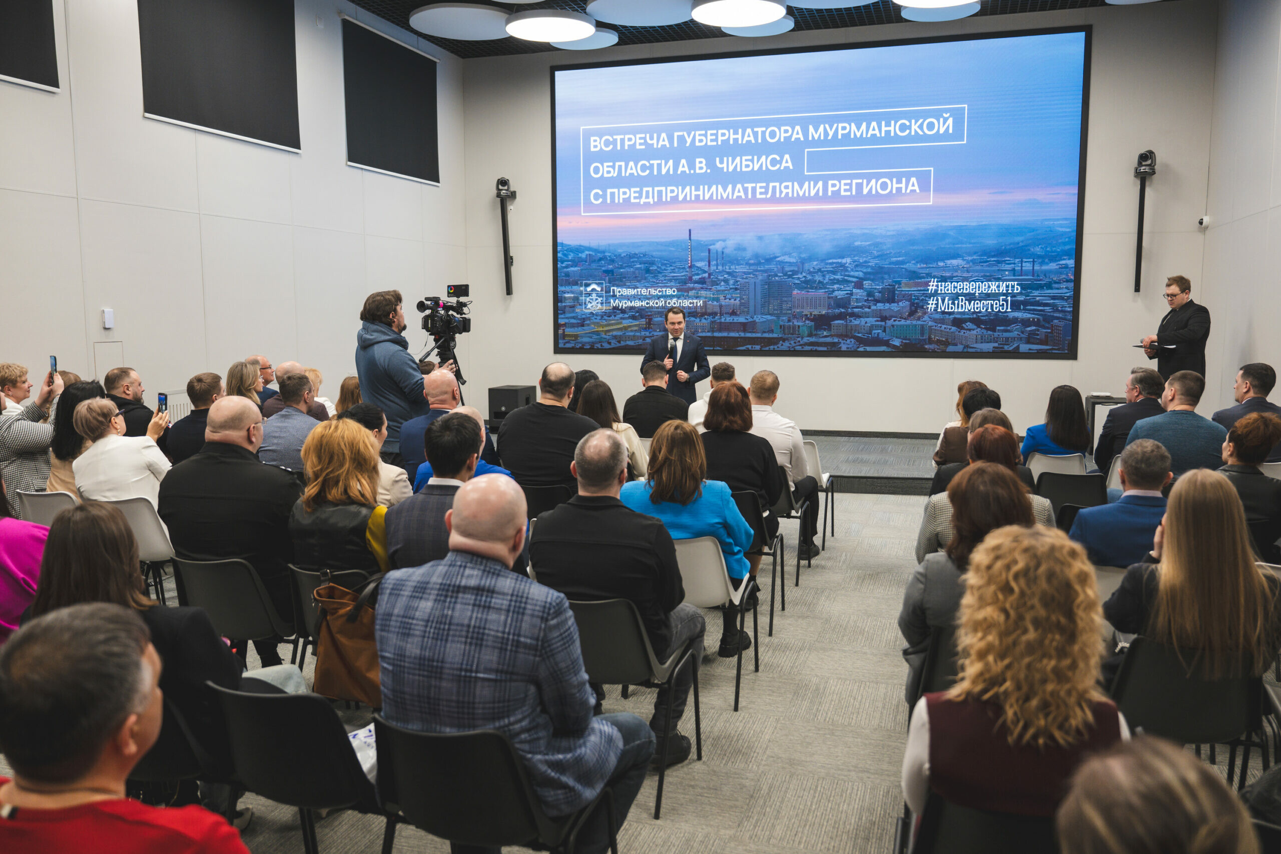 Андрей Чибис вручил награды предпринимателям за помощь во время аварии на ЛЭП